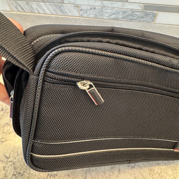 Fossil Travel Toiletry Bag in black stylish practical accessory perfect for men - Picture 12 of 13